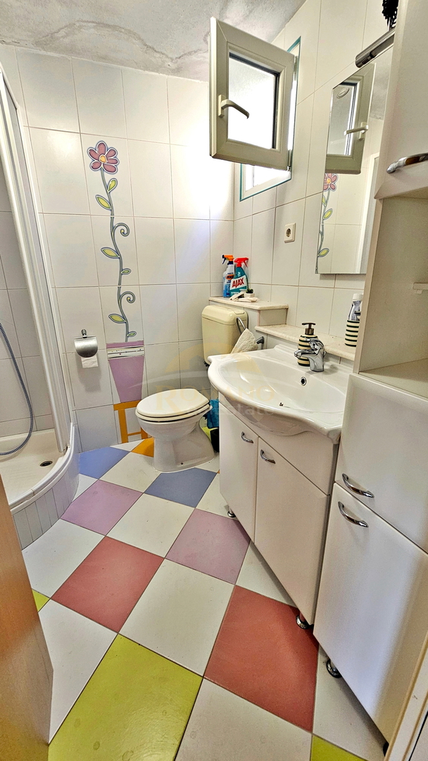 Casa indipendente a Okrug Donji/Čiovo in posizione eccezionale, seconda fila dal mare